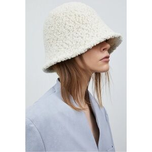 TEDDY SHEARLING BUCKET HAT - CREAM